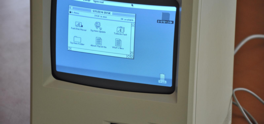 Apple Macintosh 512K 데스크톱 컴퓨터를 촬영한 모습