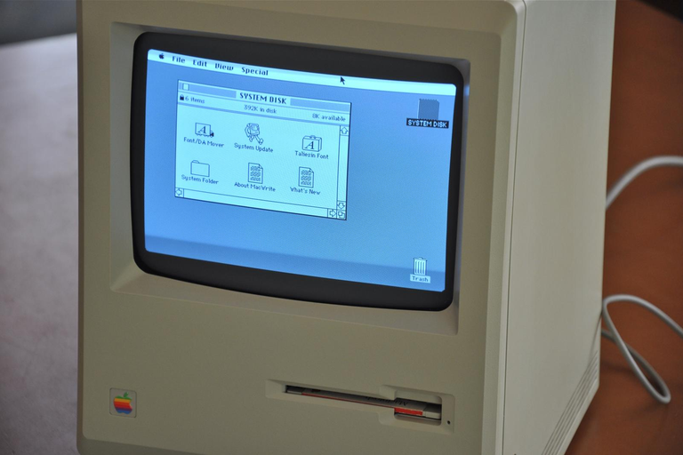 Apple Macintosh 512K 데스크톱 컴퓨터를 촬영한 모습