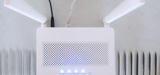 천장 아래에 설치된 Wi-Fi 공유기의 실제 촬영 사진
