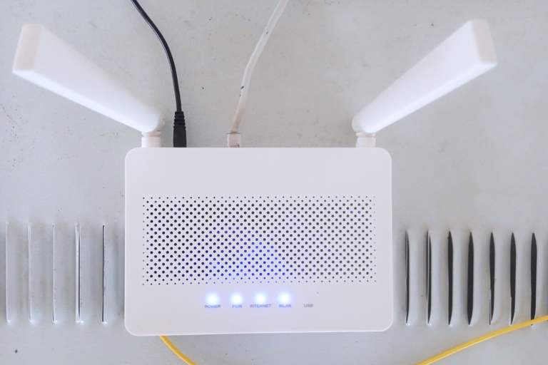 천장 아래에 설치된 Wi-Fi 공유기의 실제 촬영 사진