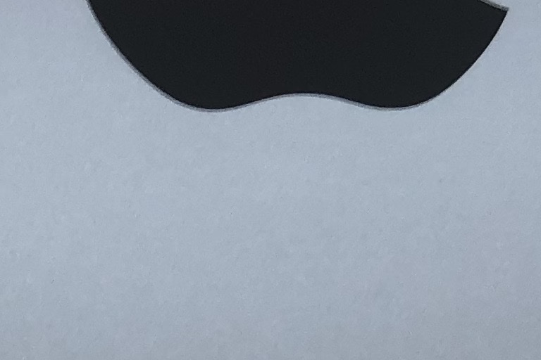 책상 위에 놓인 Mac mini 본체