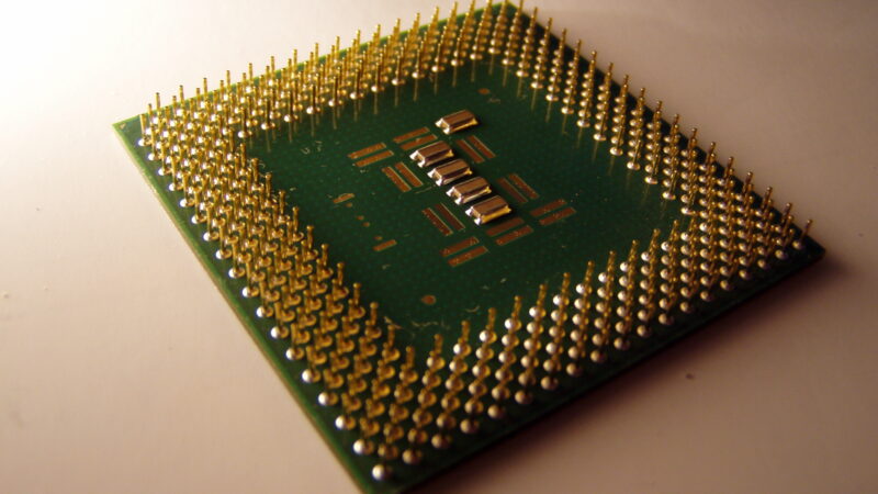 핀 배열이 보이는 Intel CPU 뒷면